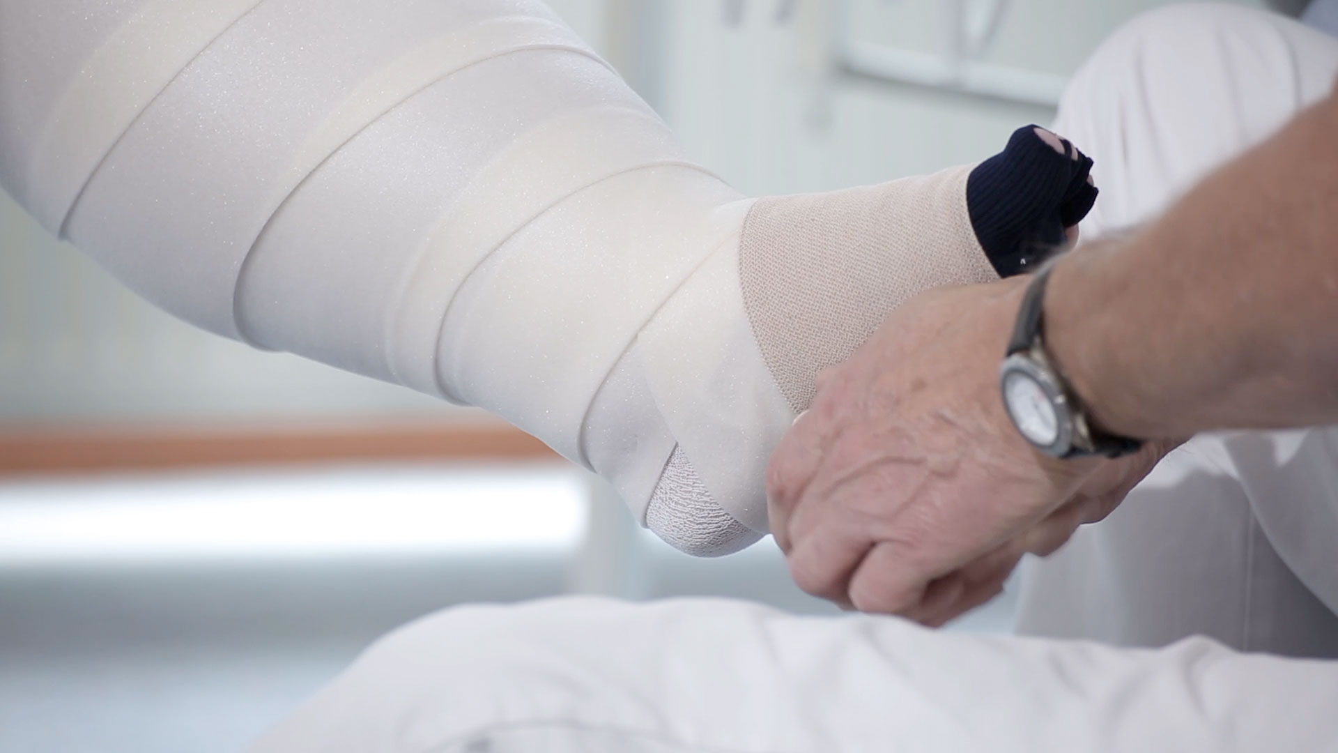 Detail einer Kompressionsbandage am Bein