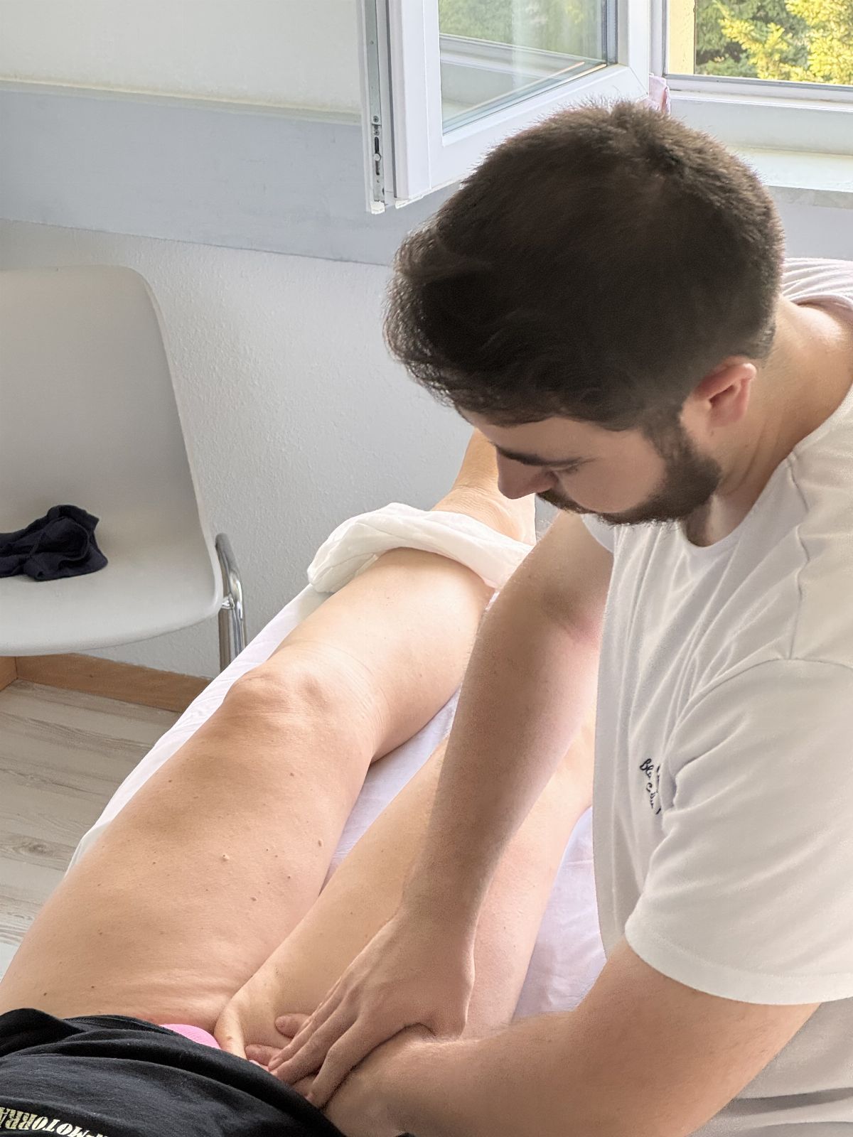 Praktikant Max bei der Manuellen Lymphdrainage