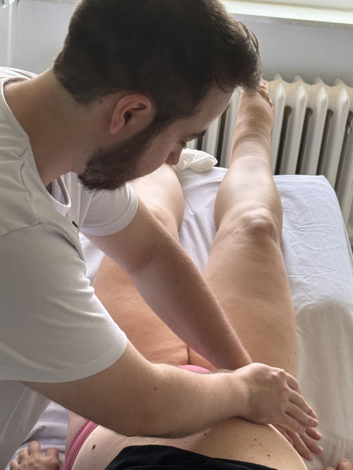 Praktikant Max bei der Behandlung am Bein